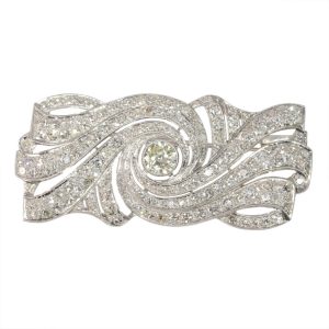 Art Deco brooch principal old brilliant cut diamond of 1.05ct flanked by 168 single cut diamonds set in platinum.