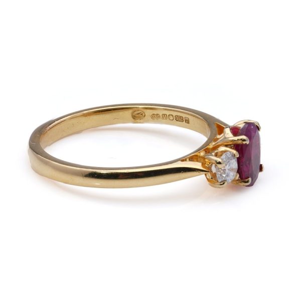 Three-stone diamond and ruby ring in 18 carat yellow gold. 