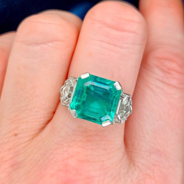 6 carat emerald on the hand, Colombian minor insignifiant