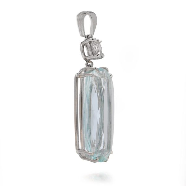 White gold pendant with 8.68 Aquamarine and one diamond, made in 21st century.