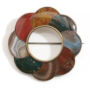Victorian brooch in 9 carat gold, set with eight semi-circular panels of agate, circa 1875.