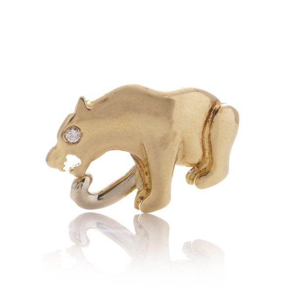 Sitting panther brooch with diamond eye in gold. 