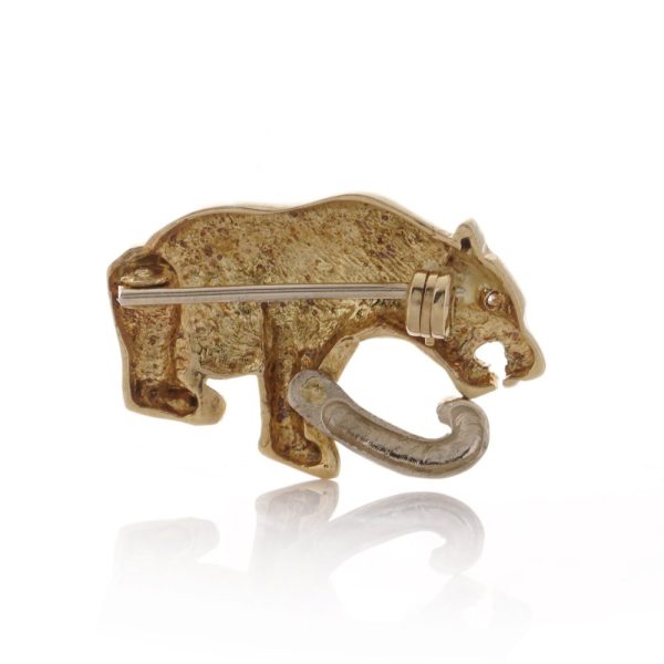 Sitting panther brooch with diamond eye in gold. 