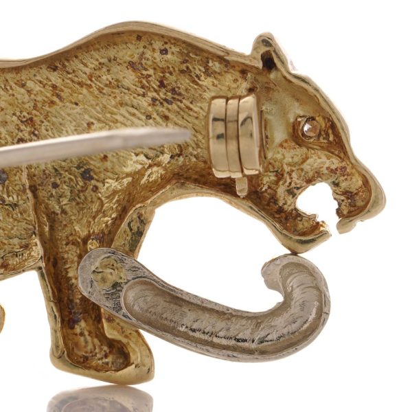 Sitting panther brooch with diamond eye in gold. 