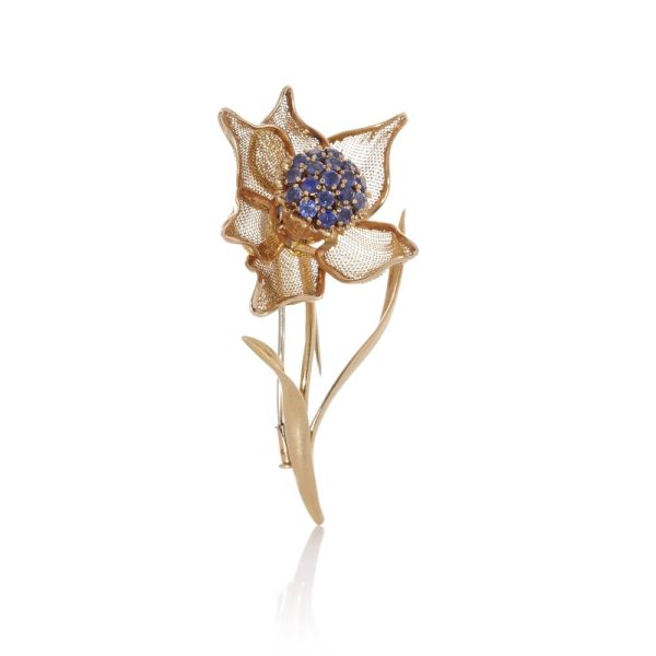Floral sapphire brooch in gold.