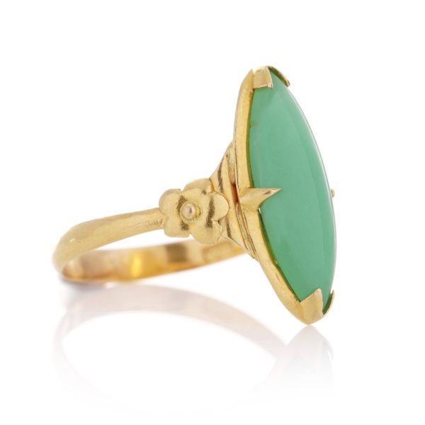 Vintage jade ring in yellow gold