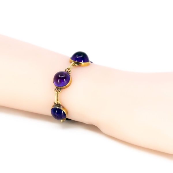 Victorian amethyst link bracelet in yellow gold.