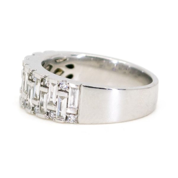 Contemporary diamond ring in white gold.