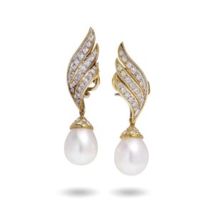 Diamond and pearl earrings in gold.