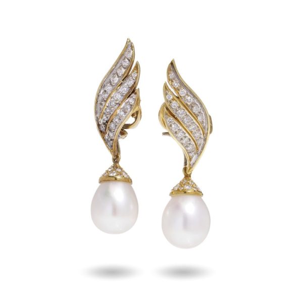 Diamond and pearl earrings in gold.