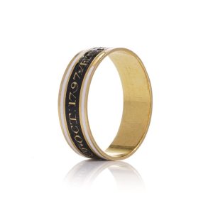 Mourning ring with an enamel band in gold.