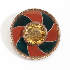 Scottish brooch in gold, set with bloodstone, cornelian and yellow citrine.