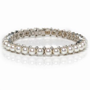 Pearl and diamond set bracelet in white gold.
