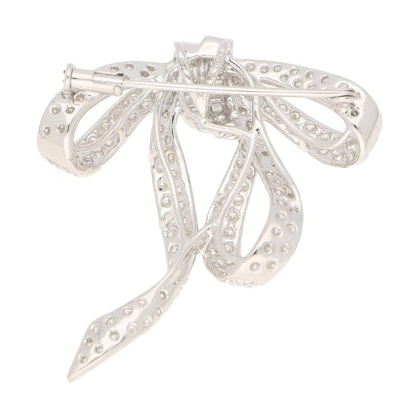 Diamond bow brooch in white gold.