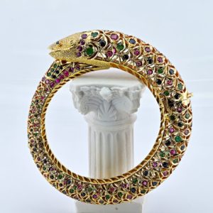 Vintage Indian 8.30ct Multi Gemstone Gold Fish Bangle Bracelet, with 8.30 carats of rubies, emeralds and sapphires, Circa 1940s