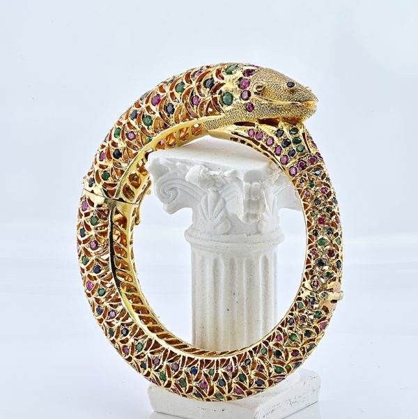 Vintage Indian 8.30ct Multi Gemstone Gold Fish Bangle Bracelet, with 8.30 carats of rubies, emeralds and sapphires, Circa 1940s