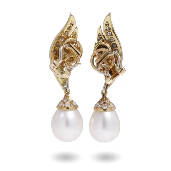 Diamond and pearl earrings in gold.