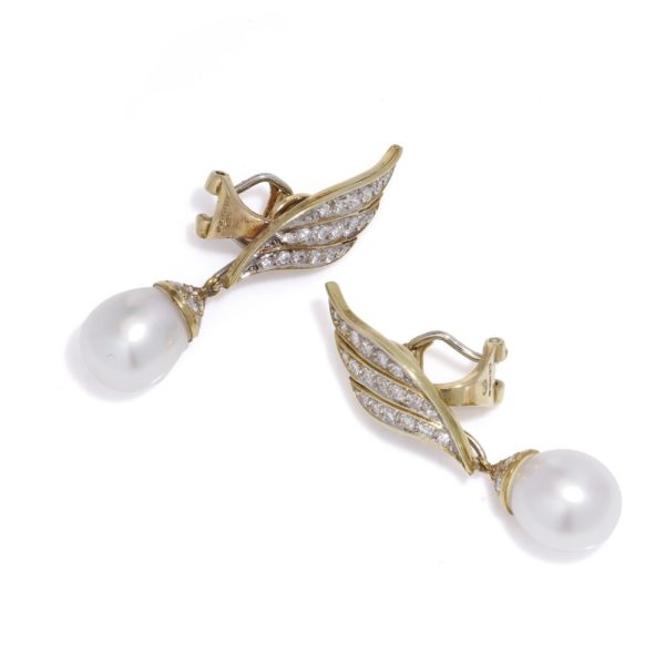 Diamond and pearl earrings in gold.