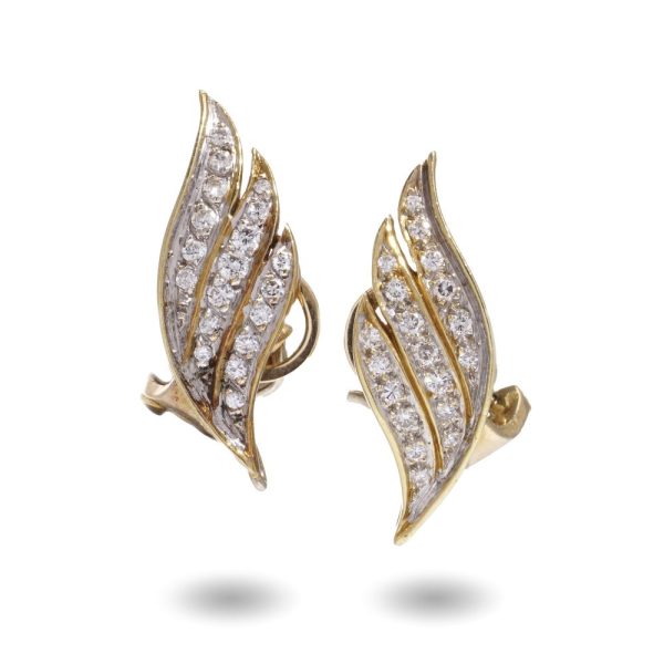 Diamond and pearl earrings in gold.