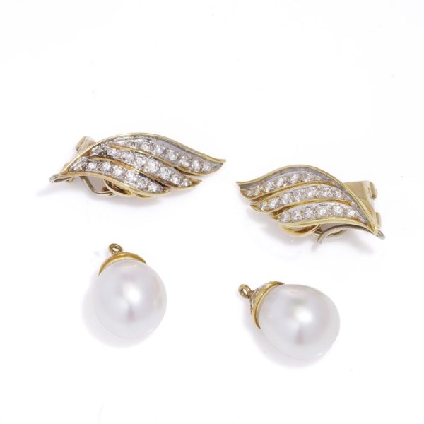 Diamond and pearl earrings in gold.