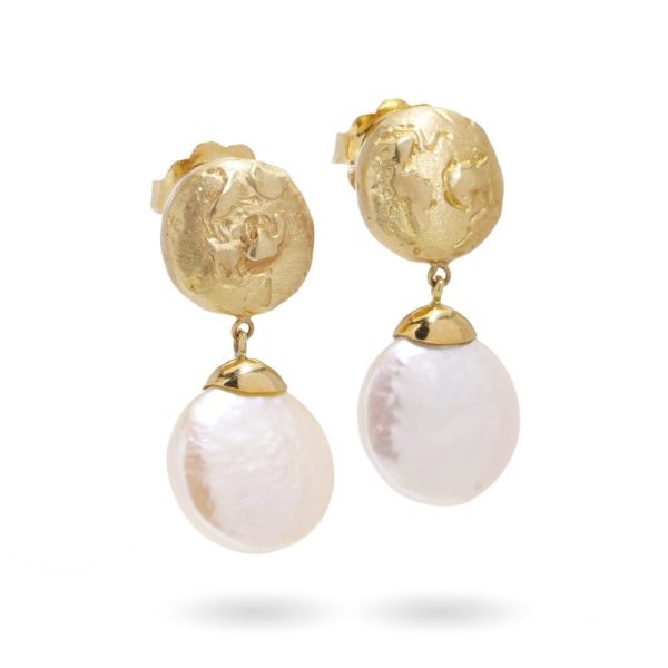 Freshwater pearl drop earrings in gold.