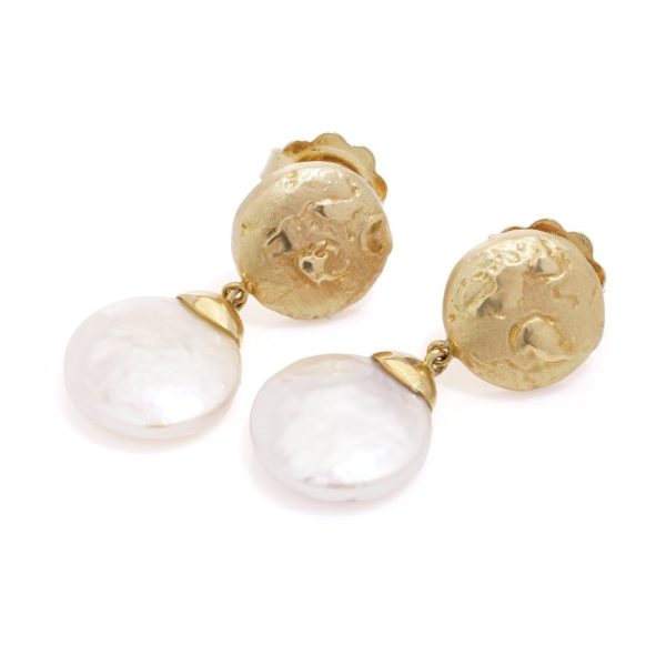 Freshwater pearl drop earrings in gold.