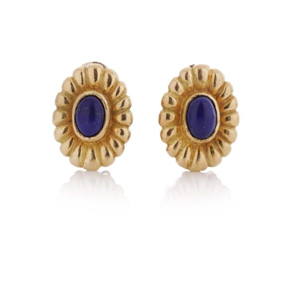 Flower earrings set with lapis lazuli in gold. 