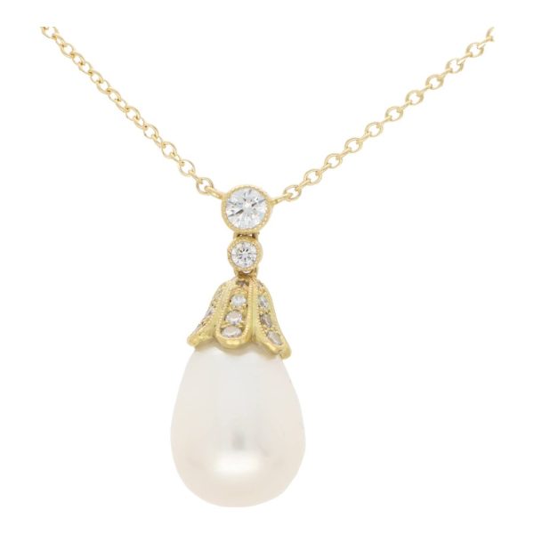 Pearl and diamond pendant necklace in yellow gold.