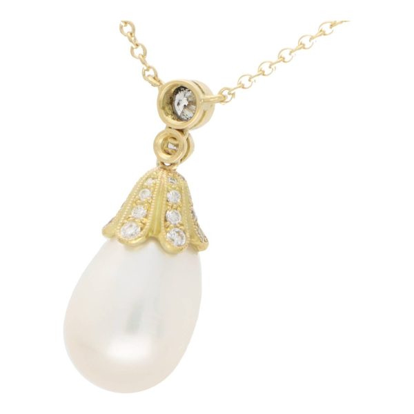 Pearl and diamond pendant necklace in yellow gold.