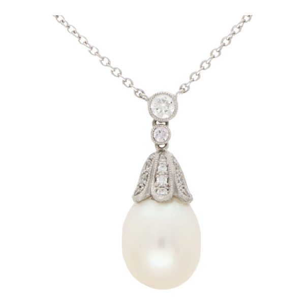 Pearl and diamond pendant necklace in white gold.