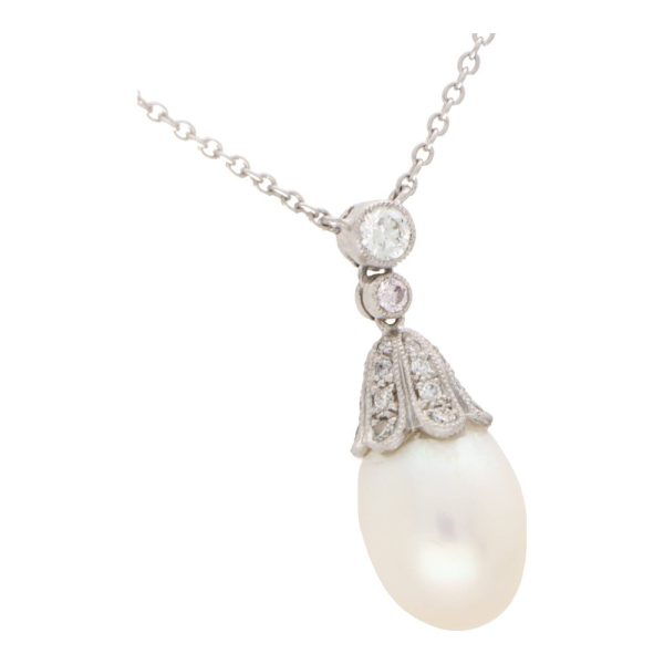 Pearl and diamond pendant necklace in white gold.