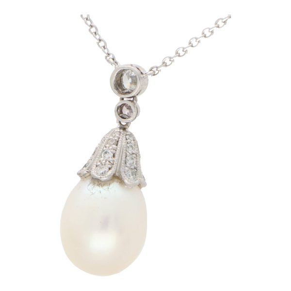 Pearl and diamond pendant necklace in white gold.