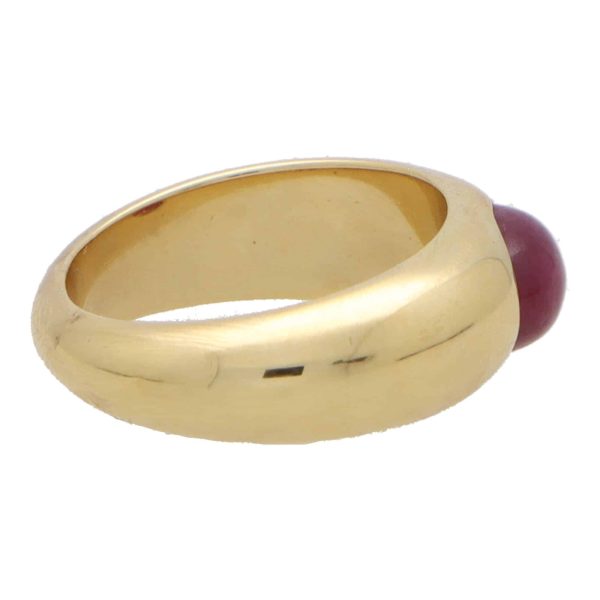 Vintage cabochon ruby gypsy set chunky ring in yellow gold.