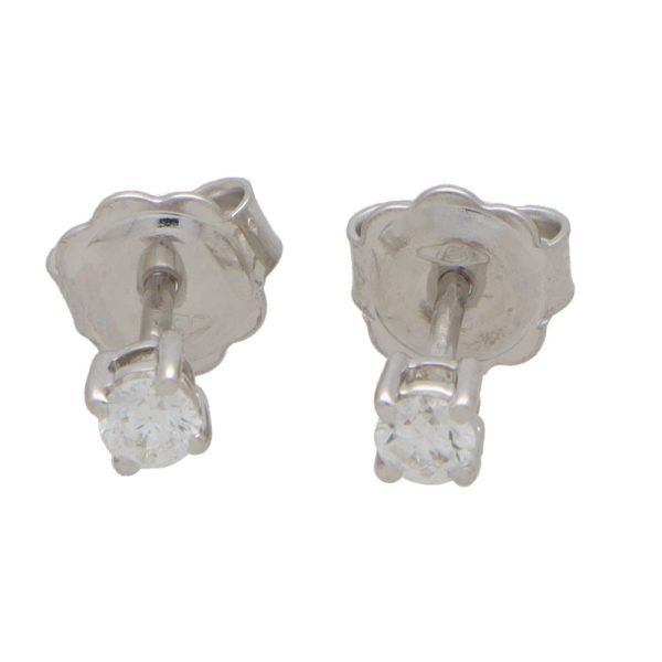 Diamond stud earrings in white gold.