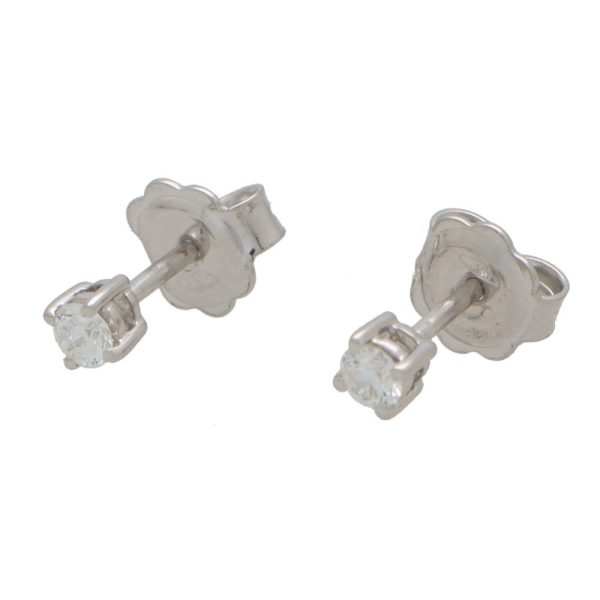 Diamond stud earrings in white gold.