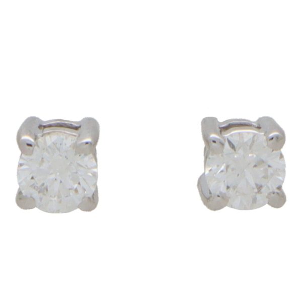 Diamond stud earrings in white gold.