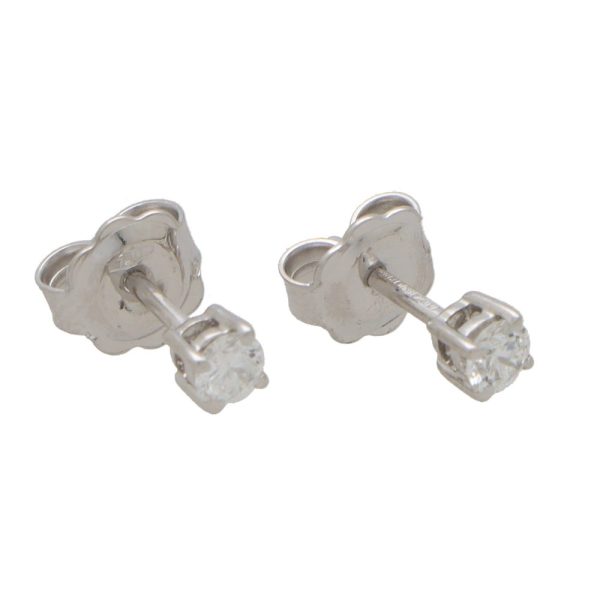 Diamond stud earrings in white gold.