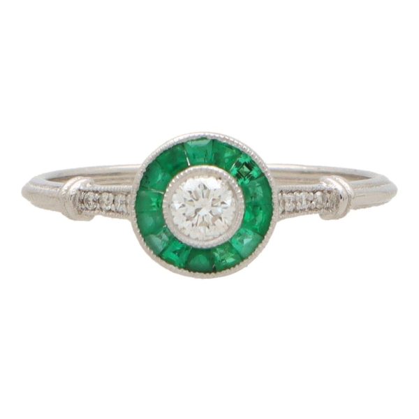 Diamond and emerald ring in white gold.