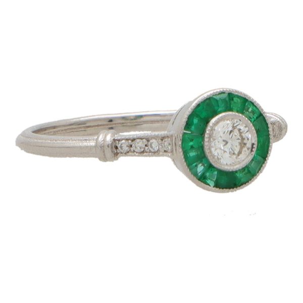 Diamond and emerald ring in white gold.