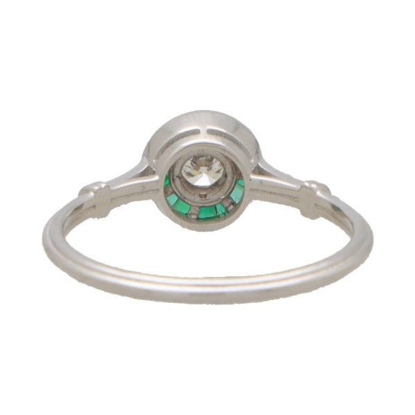 Diamond and emerald ring in white gold.