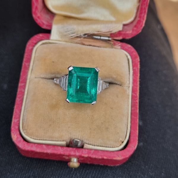 Vintage 4.66ct Emerald Solitaire Engagement Ring with Baguette Diamond Shoulders in platinum, Circa 1980s-1990s