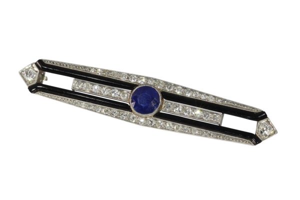 Art Deco diamond, sapphire and onyx bar brooch in white gold.