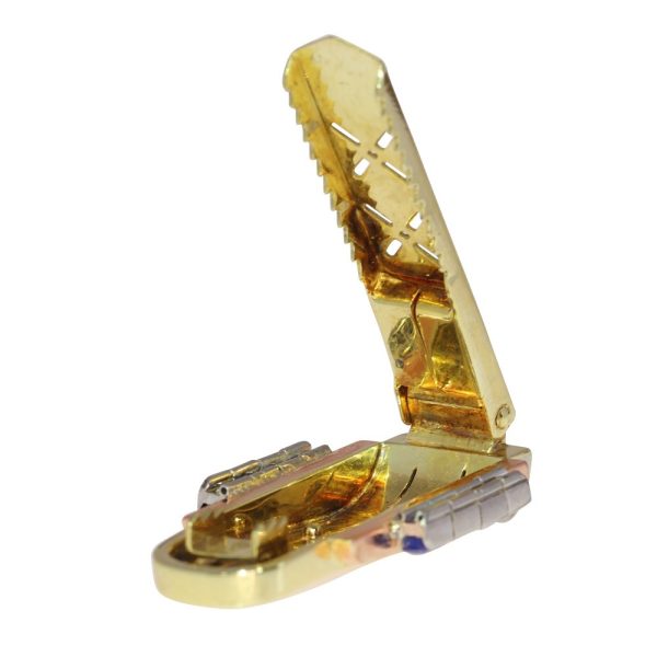 Vintage sapphire clip in tri-colour gold.