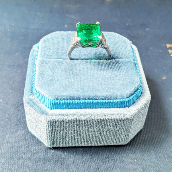 Vintage 4.66ct Emerald Solitaire Engagement Ring with Baguette Diamond Shoulders in platinum, Circa 1980s-1990s