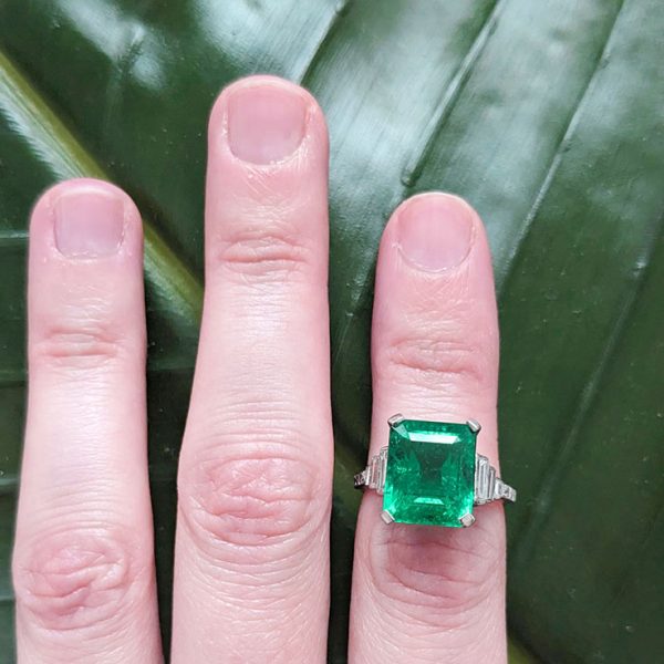 Vintage 4.66ct Emerald Solitaire Engagement Ring with Baguette Diamond Shoulders in platinum, Circa 1980s-1990s