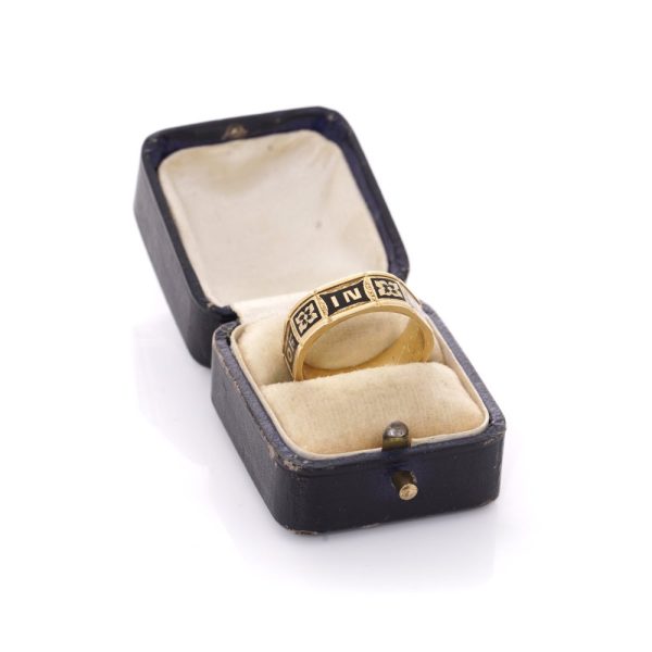 Victorian mourning ring in gold.