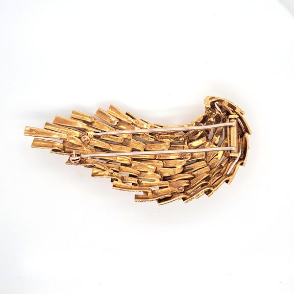 Tiffany and Co 18ct Yellow Gold Wing Brooch, 18ct yellow gold brooch in the design of a wing with beautiful textured feather detailing. Signed Tiffany & Co