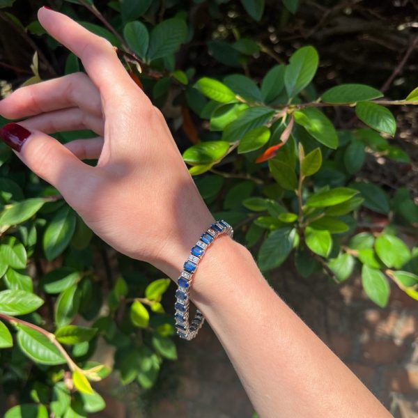 Sapphire and diamond link bracelet in white gold.