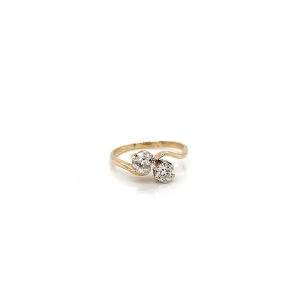 Diamond crossover ring in yellow gold. 