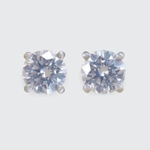 Diamond stud earrings in white gold.